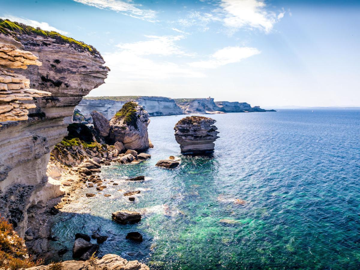 Die Felsenküste bei Bonifacio im Süden von Korsika