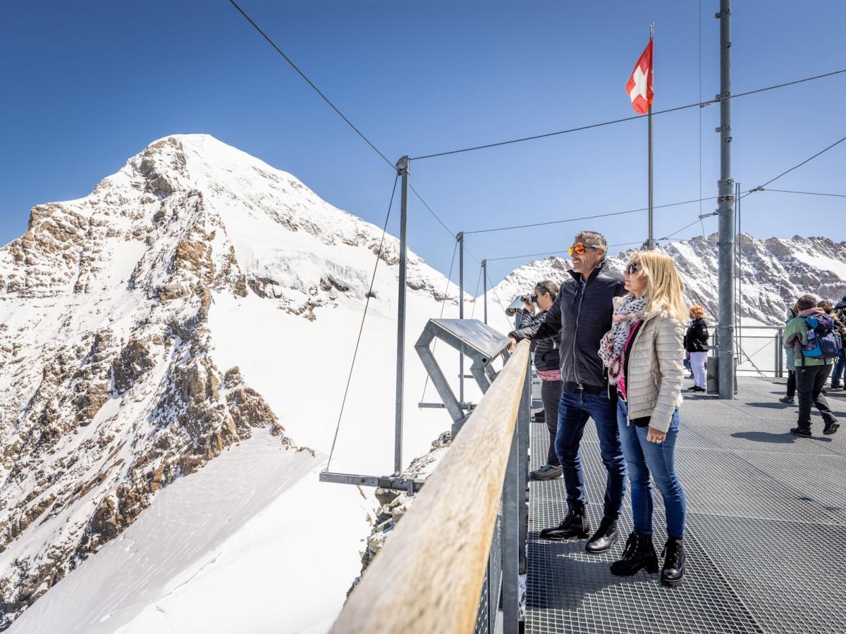 Sphinx Terasse am Jungfraujoch mit Blick auf Moench